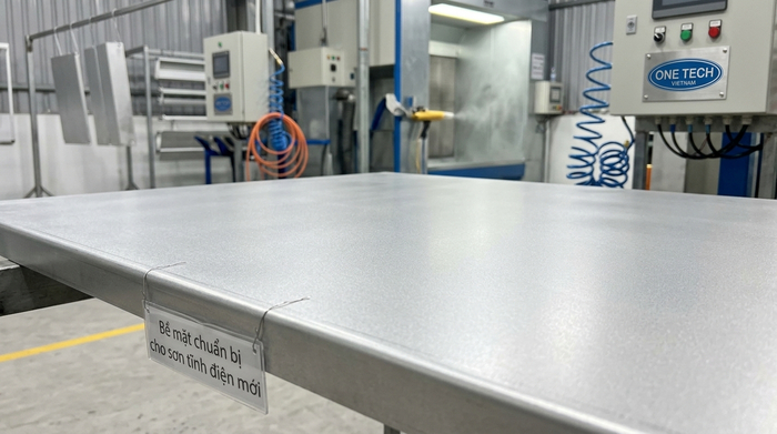 Bề mặt kim loại sau khi tẩy sơn tĩnh điện và chuẩn bị sơn lại