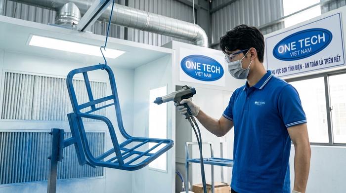 Kỹ thuật viên OneTech thực hiện sơn tĩnh điện bàn ghế tại Hà Nội